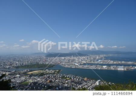 街並み・青空・海が一望できる高台からの景色 111460894