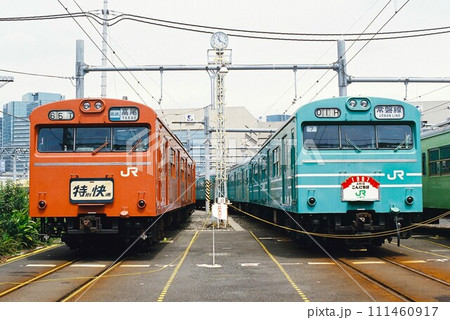 車両工場で並ぶオレンジ色の103系（特別快速・高尾表示）と