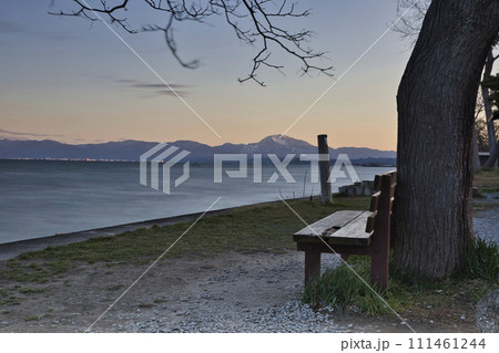 あのベンチと琵琶湖湖畔(横構図29) あのベンチと琵琶湖湖畔(横構図29) 111461244