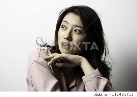 クールな雰囲気の女性 111461713