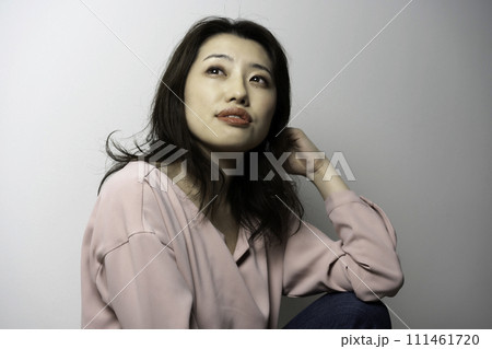 クールな雰囲気の女性 クールな雰囲気の女性 111461720