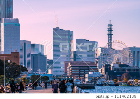 日本の横浜都市景観 賑わう山下公園。左奥は桜木町方向。合同庁舎やみなとみらいのビル群が並ぶ=2月8日 日本の横浜都市景観 賑わう山下公園。左奥は桜木町方向。合同庁舎やみなとみらいのビル群が並ぶ=2月8日 111462139