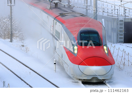 大釜駅で温水噴射を浴びる秋田新幹線 111462163