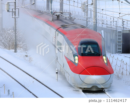 大釜駅で温水噴射を浴びる秋田新幹線 111462417