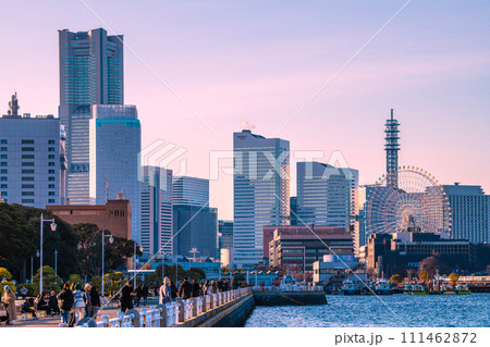 日本の横浜都市景観 賑わう山下公園。奥は桜木町方向。合同庁舎やみなとみらいのビル群が並ぶ＝2月8日 111462872