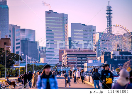 日本の横浜都市景観 賑わう山下公園。合同庁舎やみなとみらいのビル群が並ぶ。左奥は桜木町方向＝2月8 111462893