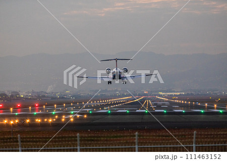 【大阪府_大阪国際空港】夜のエアポート 着陸する CRJ-200 【大阪府_大阪国際空港】夜のエアポート 着陸する CRJ-200 111463152