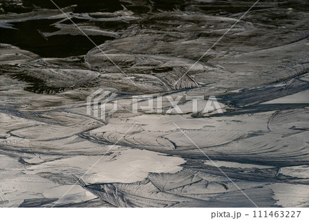 自然に凍りついた氷の模様 111463227