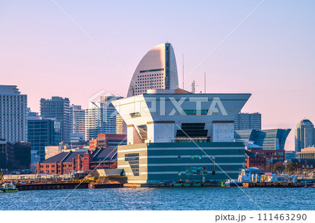 日本の横浜都市景観 山下公園から赤レンガ倉庫やみなとみらいのビル群を望む＝2月8日 111463290