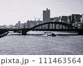 河と古風な橋と船のあるモノクロの都市風景 111463564