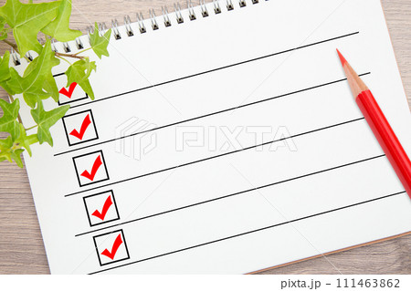 リストと赤鉛筆 111463862