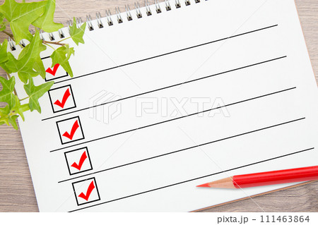 リストと赤鉛筆 111463864
