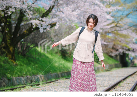 桜満開  女子旅  蹴上インクラインを歩く女性 111464055