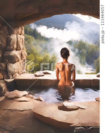 露天風呂を堪能する若い女性 露天風呂を堪能する若い女性 111464057