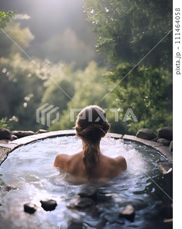 自然を堪能する露天風呂に入る女性 111464058