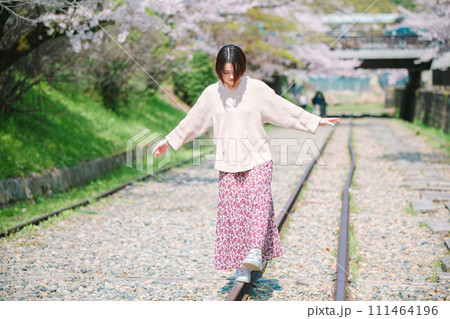 桜満開 女子旅 蹴上インクラインを歩く女性 桜満開 女子旅 蹴上インクラインを歩く女性 111464196