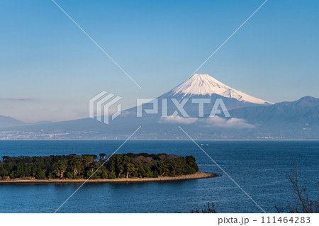 「静岡県」富士山ビュースポット西浦江梨から駿河湾越しに眺める富士山 111464283