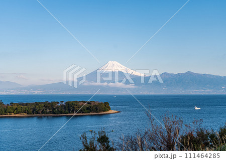 「静岡県」富士山ビュースポット西浦江梨から駿河湾越しに眺める富士山 111464285