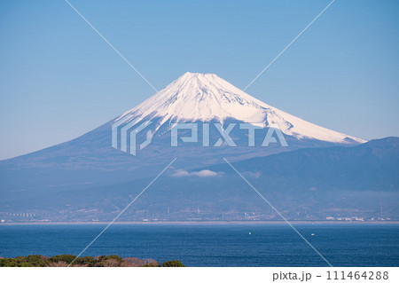 「静岡県」富士山ビュースポット西浦江梨から駿河湾越しに眺める富士山 111464288