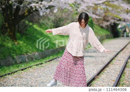 桜満開 女子旅 蹴上インクラインを歩く女性 桜満開 女子旅 蹴上インクラインを歩く女性 111464306