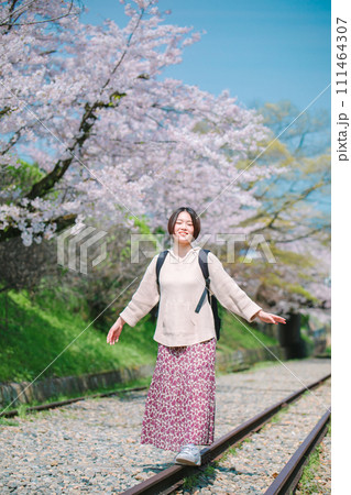 桜満開  女子旅  蹴上インクラインを歩く女性 111464307