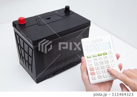 車のバッテリーと電卓(性能 値段 選び方) 車のバッテリーと電卓(性能 値段 選び方) 111464323