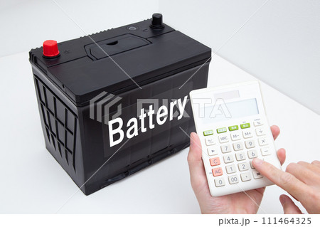 車のバッテリーと電卓（性能　値段　選び方） 111464325