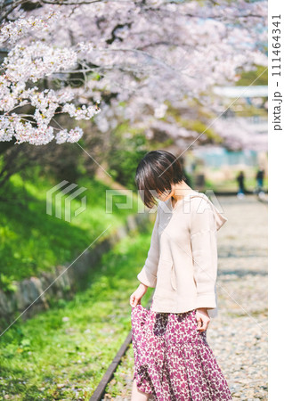 桜満開 女子旅 蹴上インクラインを歩く女性 桜満開 女子旅 蹴上インクラインを歩く女性 111464341