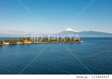 「静岡県」富士山ビュースポット西浦江梨から駿河湾越しに眺める富士山 111464437