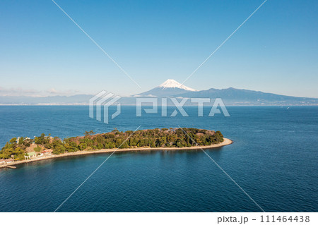 「静岡県」富士山ビュースポット西浦江梨から駿河湾越しに眺める富士山 111464438