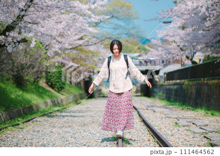 桜満開 女子旅 蹴上インクラインを歩く女性 桜満開 女子旅 蹴上インクラインを歩く女性 111464562
