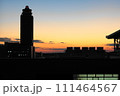 夕焼けに染まる空港 111464567