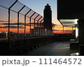 夕焼けに染まる成田空港 111464572