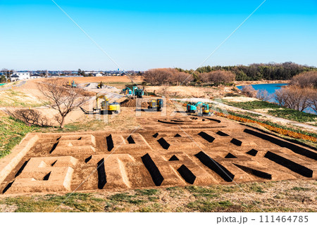 河川敷の築堤工事 入間川流域河川敷と重機 2024.01　c-2 ライトカラー 111464785