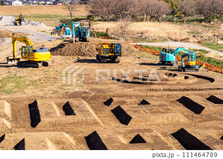 河川敷の築堤工事 入間川流域河川敷と重機 2024.01　d-1 111464789