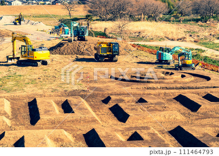 河川敷の築堤工事 入間川流域河川敷と重機 2024.01　d-3 暖色寒色強調 111464793