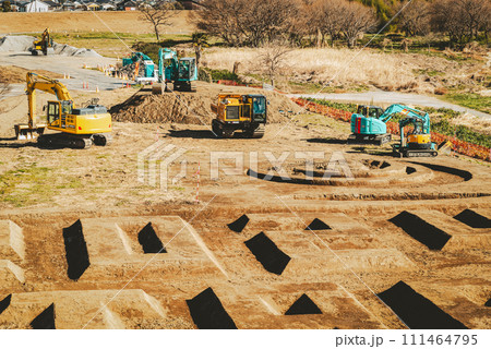 河川敷の築堤工事 入間川流域河川敷と重機 2024.01　d-4 フィルム調 111464795