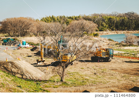 河川敷の築堤工事 入間川流域河川敷と重機 2024.01　e-4 フィルム調 111464800
