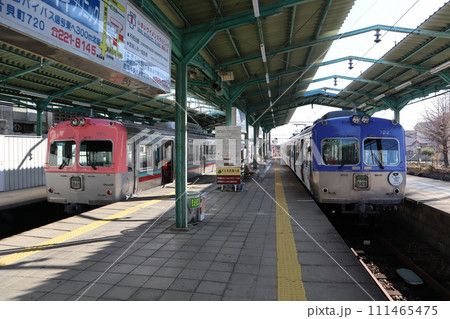 中央前橋駅のホームに停車する上毛電鉄上毛線の電車 中央前橋駅のホームに停車する上毛電鉄上毛線の電車 111465475