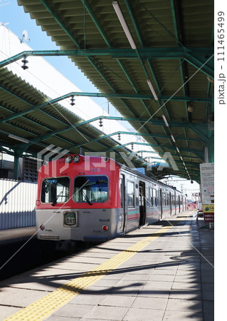 中央前橋駅のホームに停車する上毛電鉄上毛線の電車 中央前橋駅のホームに停車する上毛電鉄上毛線の電車 111465499