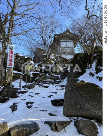 筑波山_残雪の女体山_山頂の筑波山女体山御本殿へ登る残雪の岩場 筑波山_残雪の女体山_山頂の筑波山女体山御本殿へ登る残雪の岩場 111465608