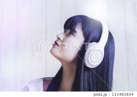 大好きな音楽を聴く女性 大好きな音楽を聴く女性 111465634