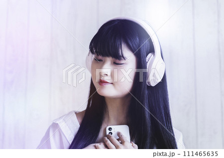 大好きな音楽を聴く女性 111465635