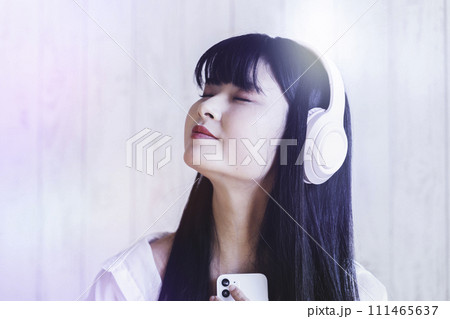 大好きな音楽を聴く女性 111465637