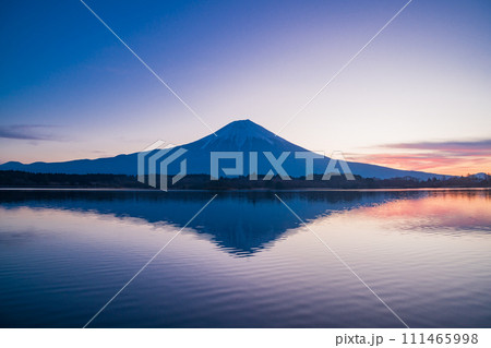 (静岡県)冬の田貫湖から望む富士山 夜明け (静岡県)冬の田貫湖から望む富士山 夜明け 111465998