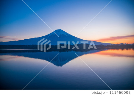 （静岡県）冬の田貫湖から望む富士山　夜明け 111466002