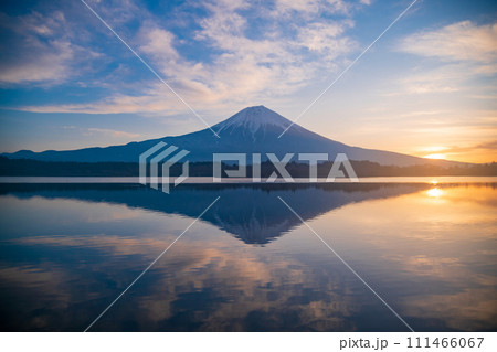 （静岡県）冬の田貫湖から望む富士山　日の出 111466067