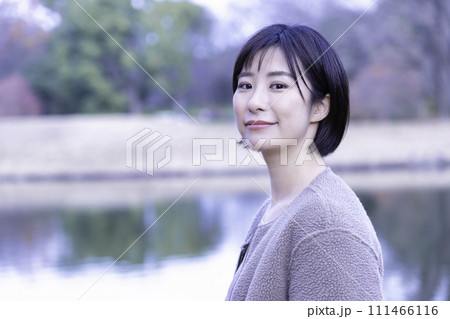 公園の水辺でリフレッシュする女性 111466116
