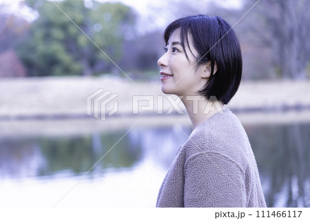 公園の水辺でリフレッシュする女性 公園の水辺でリフレッシュする女性 111466117