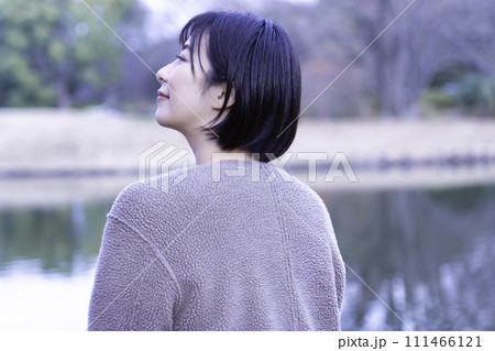 公園の水辺でリフレッシュする女性 111466121